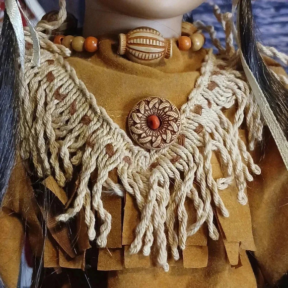 AMERICA INDIAN TRADITIONAL Heritage collectable porcelain doll 15" high/wstand - Picture 6 of 11